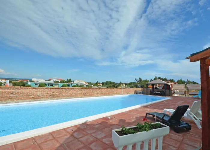 2 Bedroom Lovely In Нин